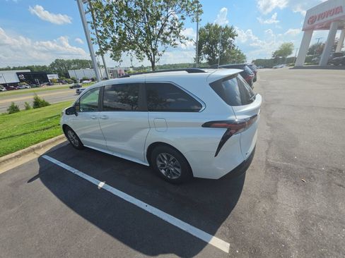 Used 2025 Toyota Sienna XLE FWD image 14