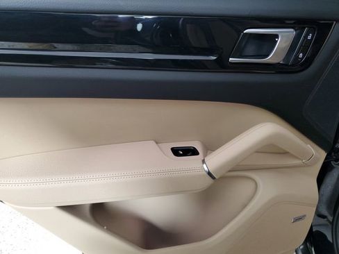 Used 2022 Porsche Cayenne w/ Premium Package image 10