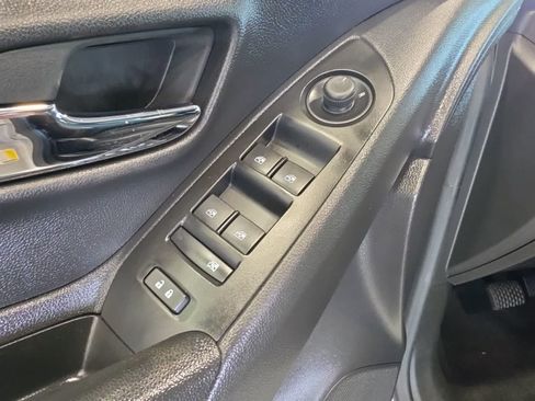 Used 2022 Chevrolet Trax LT w/ LT Convenience Package AWD/4WD image 18