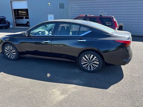 Used 2024 Nissan Altima 2.5 SV FWD image 3