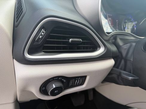 Used 2023 Chrysler Pacifica Touring-L FWD image 13