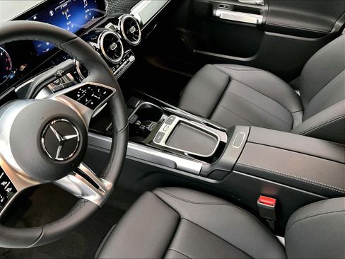 Used 2026 Mercedes-Benz GLB 250 image 8