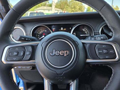 Used 2023 Jeep Wrangler Unlimited Sahara AWD/4WD image 24