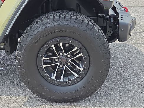 Used 2025 Jeep Wrangler Unlimited Rubicon AWD/4WD image 7
