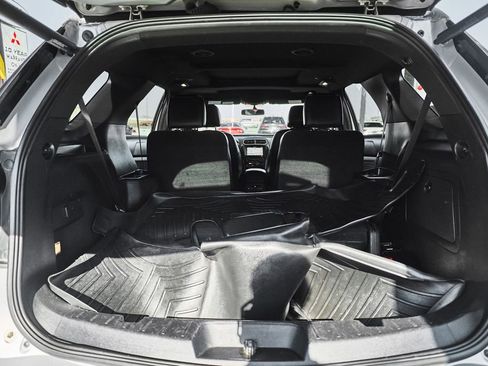 Used 2017 Ford Explorer XLT w/ Equipment Group 202A AWD/4WD image 9