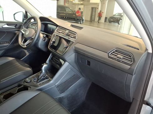 Used 2024 Volkswagen Tiguan SE w/ Panoramic Sunroof Package AWD/4WD image 22