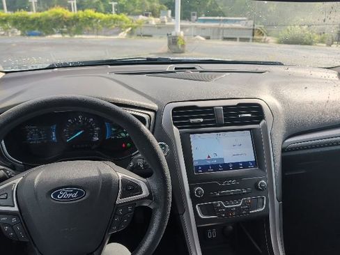 Used 2020 Ford Fusion SE FWD image 9