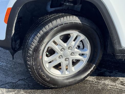 Used 2024 Jeep Grand Cherokee Laredo w/ Luxury Tech Group I image 39