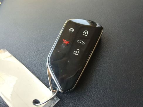 Used 2025 Volkswagen Atlas SE image 29