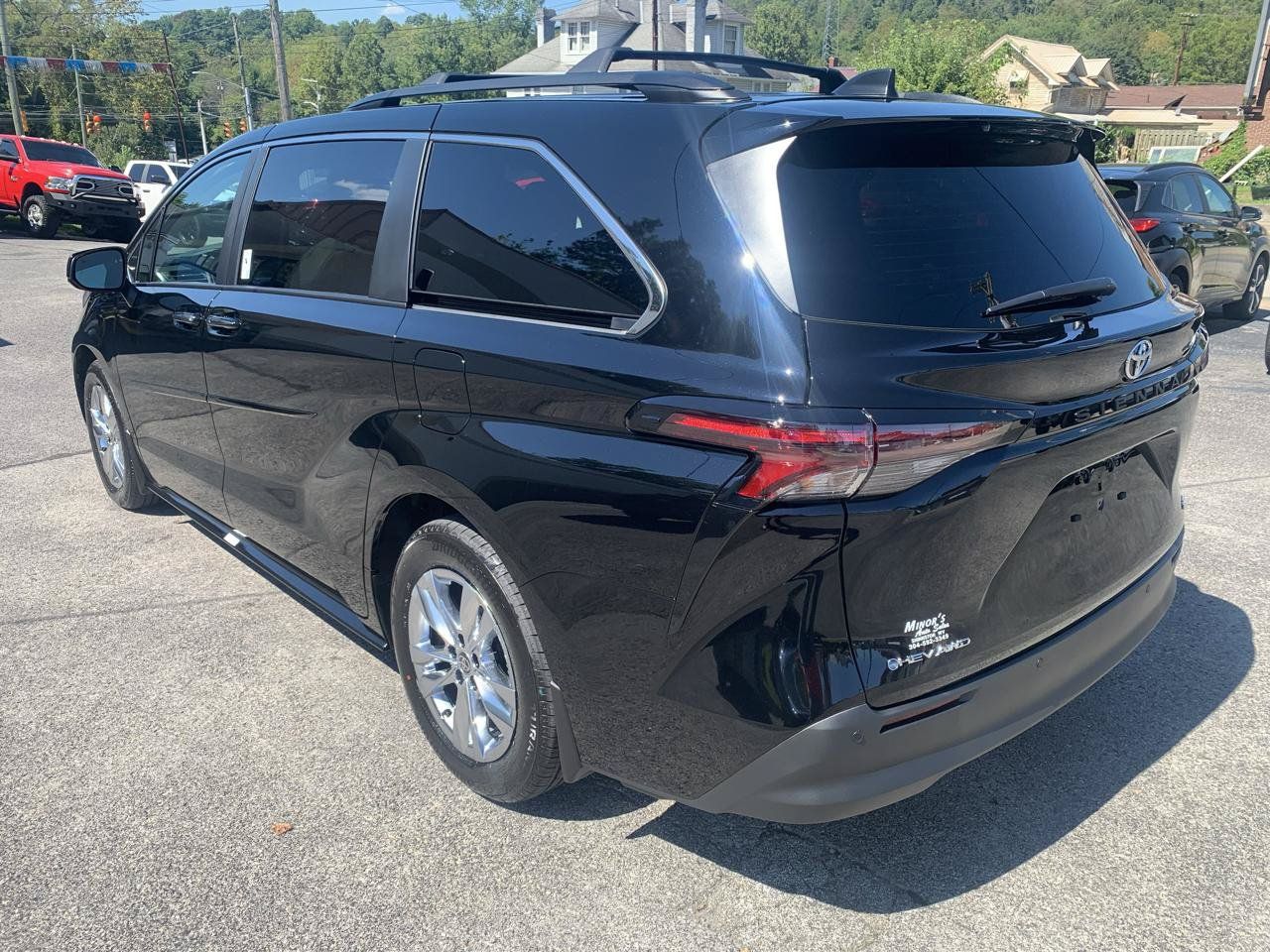 Used 2026 Toyota Sienna XLE AWD/4WD image 3