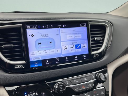 Used 2024 Chrysler Pacifica Touring-L FWD image 22
