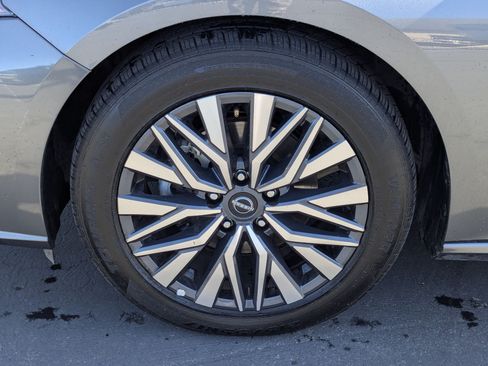 Used 2025 Nissan Altima 2.5 SV FWD image 13