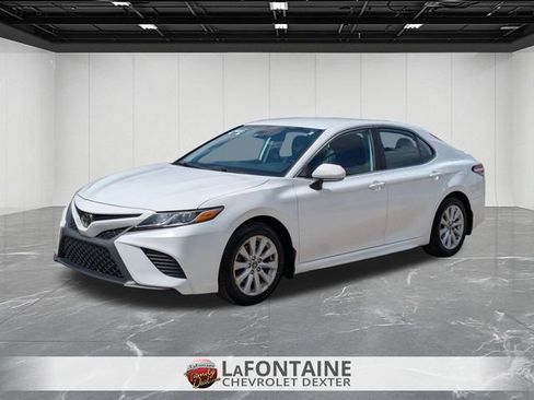 Used 2020 Toyota Camry SE FWD image 1