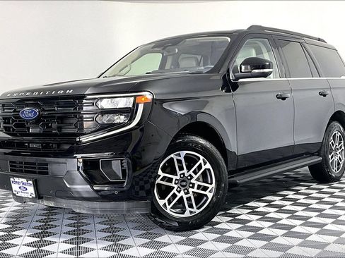 Used 2025 Ford Expedition Active AWD/4WD image 2