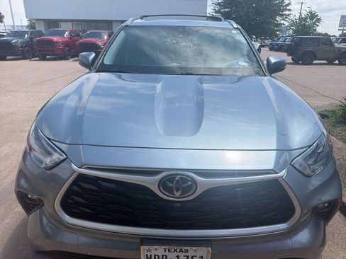 Used 2021 Toyota Highlander XLE FWD image 2
