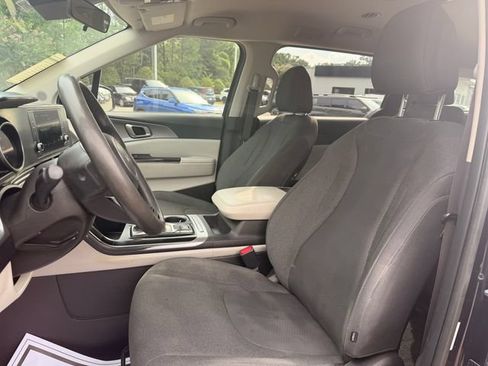 Used 2023 Kia Carnival LX FWD image 11