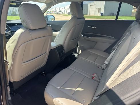 Used 2021 Cadillac XT4 Luxury w/ Cold Weather Package FWD image 10