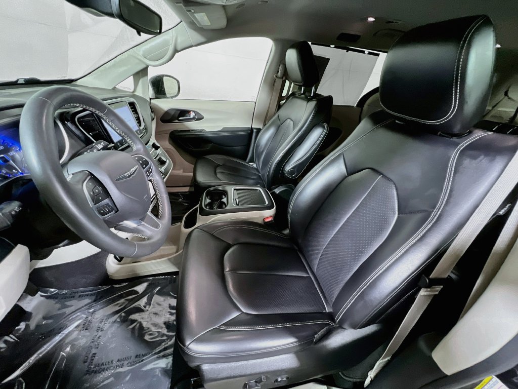 Used 2023 Chrysler Pacifica Touring-L FWD image 18