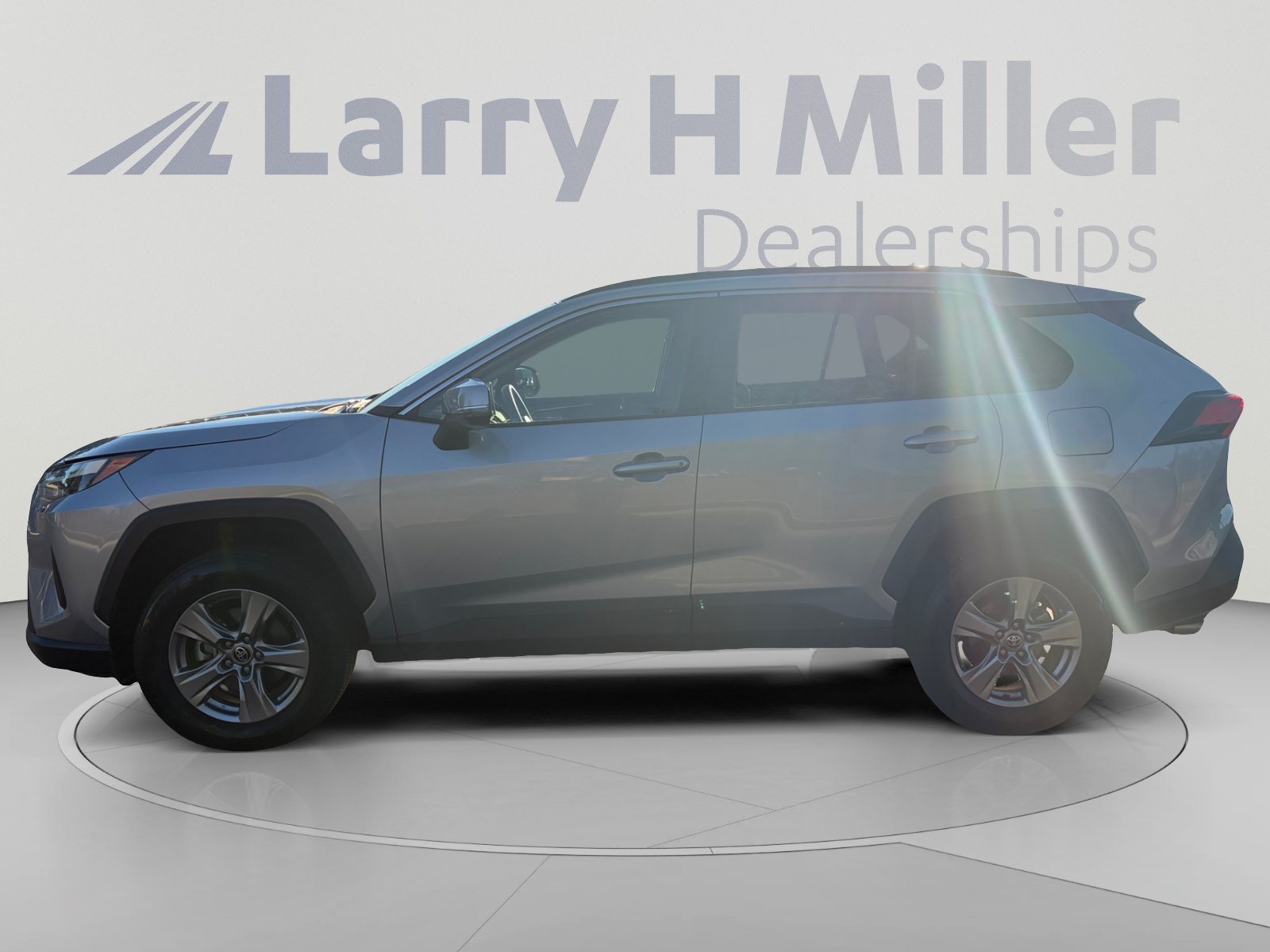 Used 2024 Toyota RAV4 XLE AWD/4WD image 2