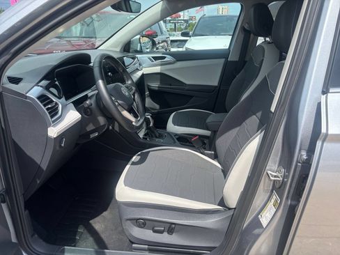 Used 2025 Volkswagen Taos SE FWD image 28