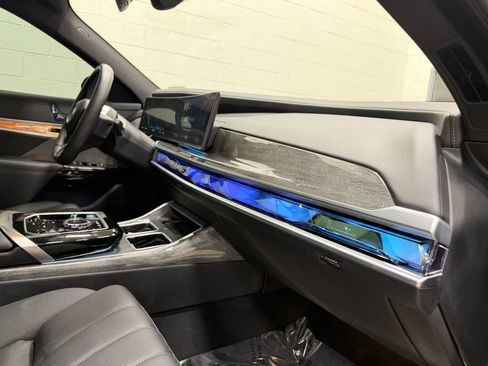 Used 2024 BMW i7 M70 w/ Premium Package image 48