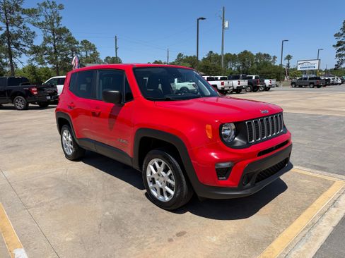 Used 2023 Jeep Renegade Latitude AWD/4WD image 3