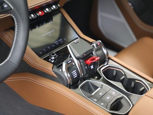 Used 2025 Lamborghini Urus SE AWD/4WD image 26