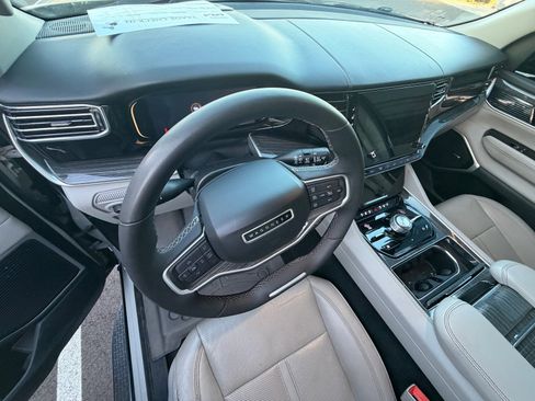 Used 2022 Jeep Wagoneer Series III AWD/4WD image 7