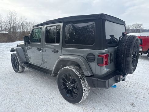 Used 2023 Jeep Wrangler Unlimited Sahara w/ Cold Weather Group image 8