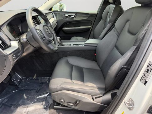 Used 2019 Volvo XC60 T5 Momentum w/ Multimedia Package AWD/4WD image 16