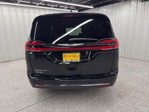 New 2026 Chrysler Pacifica Select image 5