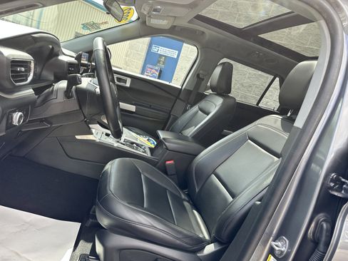 Certified 2022 Ford Explorer XLT w/ Equipment Group 202A AWD/4WD image 9