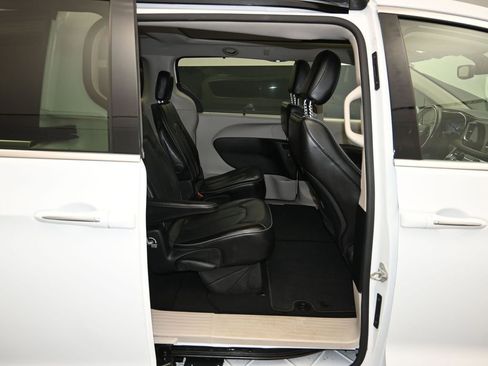 Used 2020 Chrysler Pacifica Limited image 28