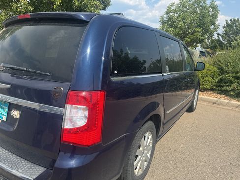 Used 2012 Chrysler Town & Country Touring-L FWD image 15