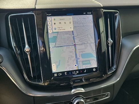 Used 2025 Volvo XC60 B5 Core image 20