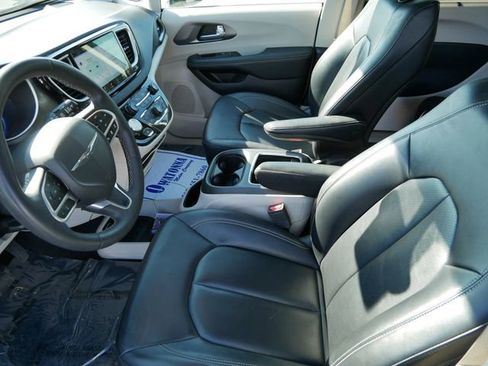 Used 2023 Chrysler Pacifica Touring-L image 7