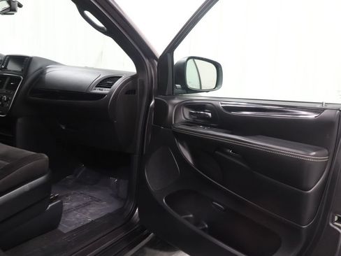Used 2018 Dodge Grand Caravan SE FWD image 14