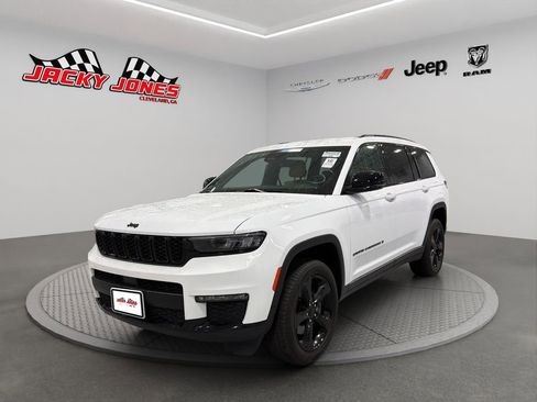 Used 2023 Jeep Grand Cherokee L Limited w/ Black Appearance Package AWD/4WD image 1