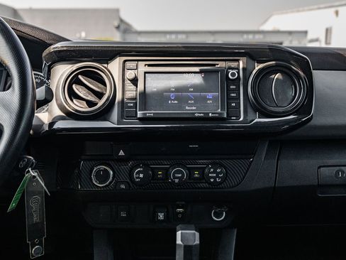 Used 2019 Toyota Tacoma SR5 AWD/4WD image 36