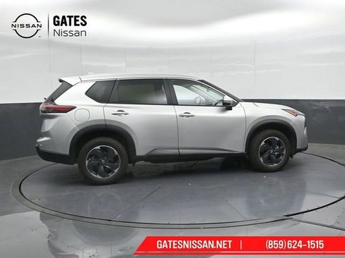 Used 2025 Nissan Rogue SV AWD/4WD image 3