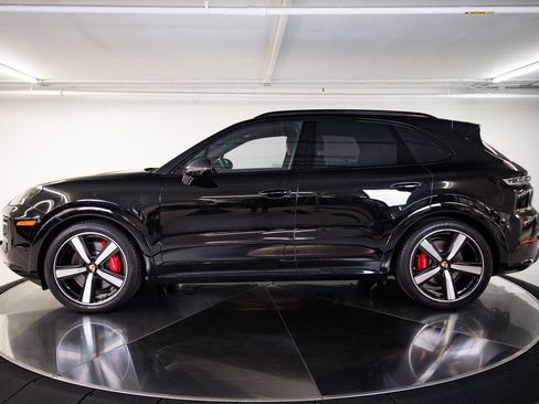 Used 2026 Porsche Cayenne GTS AWD/4WD image 2