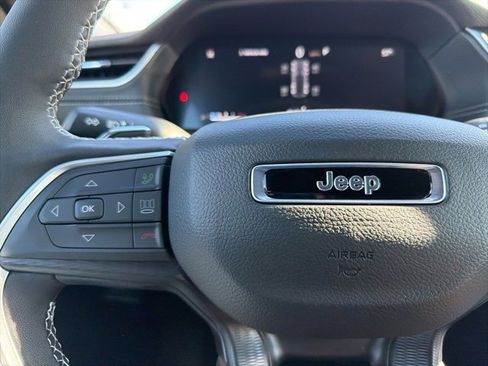 New 2025 Jeep Grand Cherokee Altitude image 17