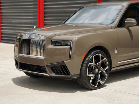 Used 2025 Rolls-Royce Cullinan AWD/4WD image 3