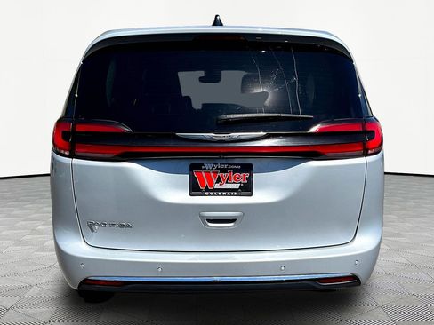 Used 2024 Chrysler Pacifica Touring-L FWD image 5