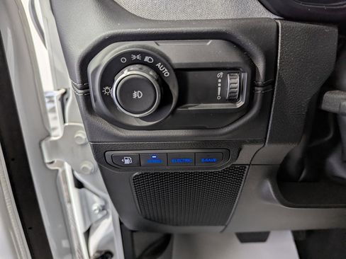 Used 2025 Jeep Wrangler Unlimited Sahara image 16