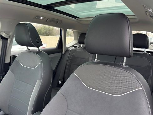 Used 2023 Volkswagen Taos SE w/ Panoramic Sunroof Package image 12