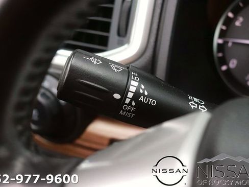 Used 2021 Nissan Titan SL w/ Moonroof Package AWD/4WD image 26