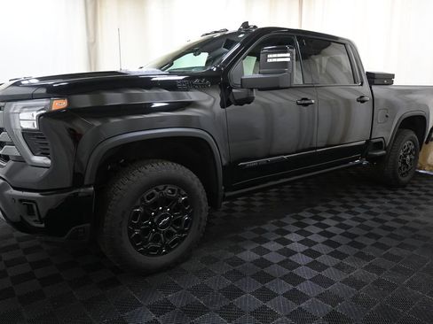 Used 2024 Chevrolet Silverado 3500 High Country w/ Technology Package AWD/4WD image 7