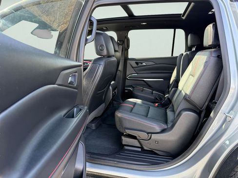 Used 2025 Chevrolet Traverse RS image 39