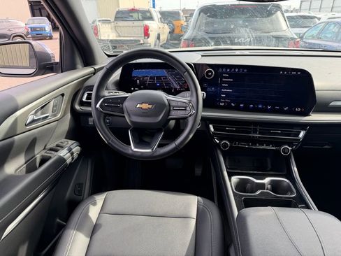 Used 2025 Chevrolet Traverse LT image 11